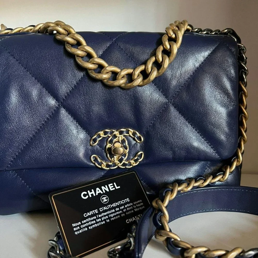 Chanel 19 small lambskin bag - Picture 2 of 8